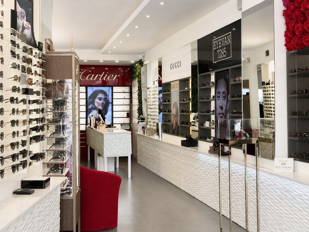 L'interno della boutique Giornalfoto con il corner Cartier e la parete di rose