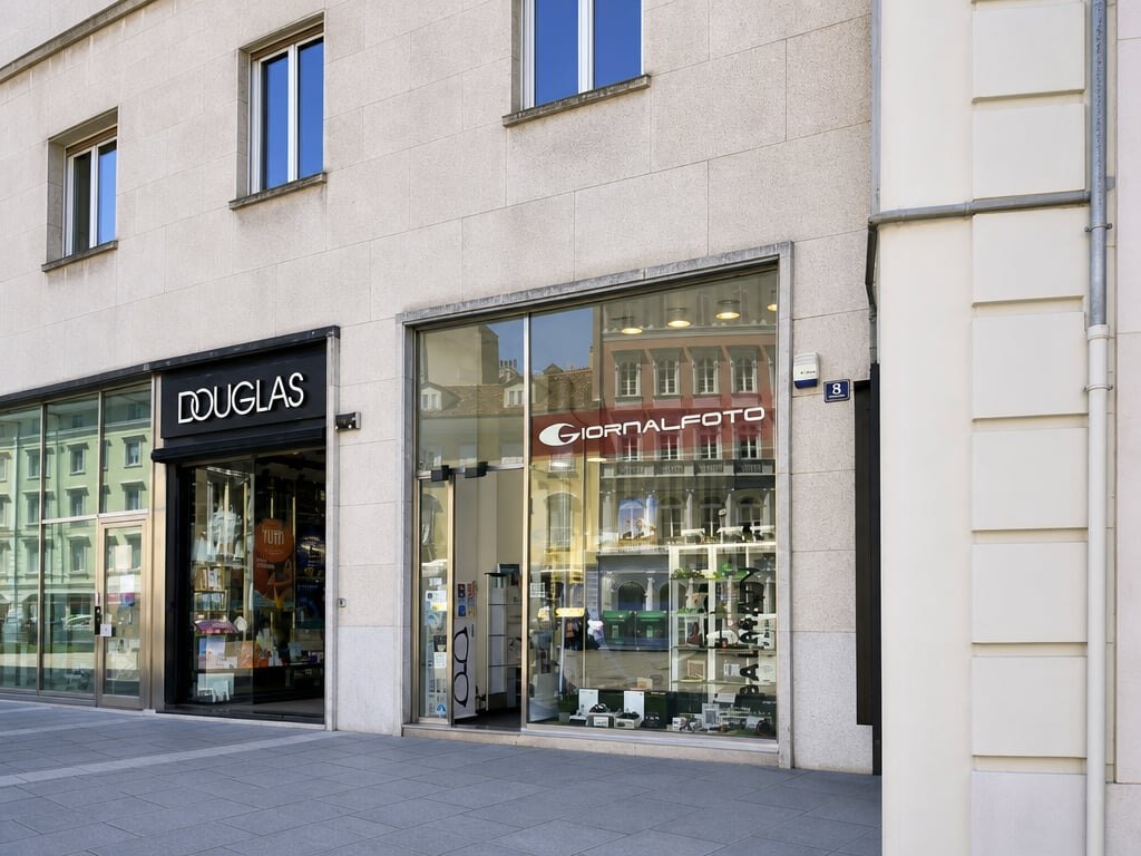 La vetrina di Giornalfoto in Piazza della Borsa